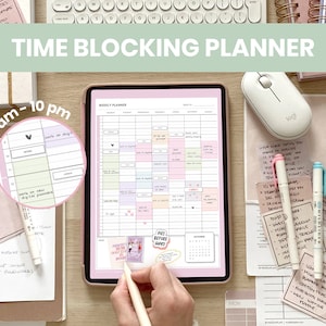 Puede incluir: Un planificador digital rosa y blanco en una tableta con el texto "TIME BLOCKING PLANNER" encima. El planificador está abierto a una vista semanal con bloques coloridos para cada día. La tableta está sobre un escritorio de madera con otros artículos de oficina, incluyendo un ratón, bolígrafos y notas adhesivas.