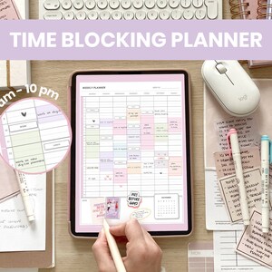 Può includere: Un planner digitale rosa e bianco sullo schermo di un tablet con il testo "TIME BLOCKING PLANNER" e "5 am - 10 pm" su un post-it rosa e bianco. Il planner è aperto su una vista settimanale con blocchi colorati per ogni giorno. Il tablet è su una scrivania di legno con altri articoli da ufficio, tra cui penne, post-it e un mouse.