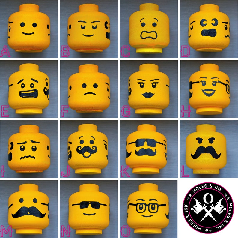 K&ouml;nnte beinhalten: Ein Set mit 15 gelben LEGO Minifigurenk&ouml;pfen mit verschiedenen Gesichtsausdr&uuml;cken und Designs, darunter Sonnenbrillen, Schnurrb&auml;rte und Augenbrauen. Die K&ouml;pfe sind in einem Raster auf einem grauen Hintergrund angeordnet. Das Bild enth&auml;lt auch ein schwarzes und pinkfarbenes Logo mit dem Text "HOLES & INK" und einem Design mit gekreuzten T&auml;towiermaschinen.