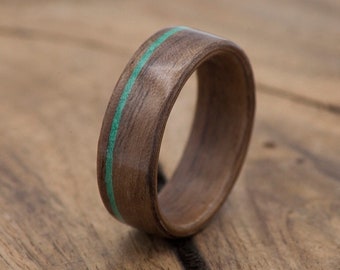 Ring van gebogen walnoothout met inlegwerk van malachiet