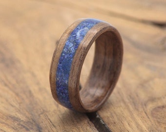 Walnoot gebogen houten ring met lapis inleg