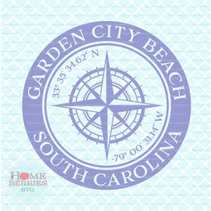 以下が含まれることがあります： 白い背景に紫色のコンパスローズがあり、コンパスの周りに「GARDEN CITY BEACH SOUTH CAROLINA」というテキストが書かれています。また、「33° 35' 34.62" N」と「-79° 00' 31.14" W」の座標も含まれています。