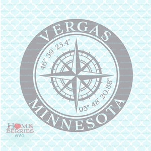 Puede incluir: Una brújula gris con fondo azul y el texto "VERGAS" y "MINNESOTA" alrededor de la brújula. Las coordenadas 46° 39' 23.4" y 95° 48' 20.88" también están incluidas.
