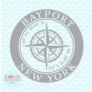 Könnte beinhalten: Eine graue Kompassrose mit weißem Hintergrund in einem Kreis mit dem Text "BAYPORT NEW YORK" und den Koordinaten "40° 44' 48.54" N 73° 3' 11.49" W".