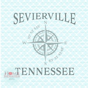 Puede incluir: Una rosa de los vientos con el texto "SEVIERVILLE" en la parte superior y "TENNESSEE" en la parte inferior. La rosa de los vientos tiene las coordenadas "35° 52' 5.15" y "83° 33' 42.48" escritas en ella.