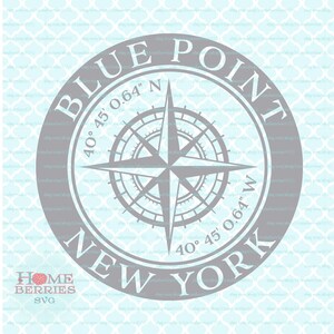 Könnte beinhalten: Eine graue Kompassrose mit weißem Hintergrund und dem Text "BLUE POINT" und "NEW YORK" in einem Kreis um den Kompass. Die Koordinaten "40° 45' 0.64" N und "40° 45' 0.64" W sind ebenfalls enthalten.