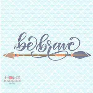 Puede incluir: Una flecha azul y marrón con el texto "be brave" en una fuente estilizada. La flecha tiene un diseño de cuentas y una punta de plumas.