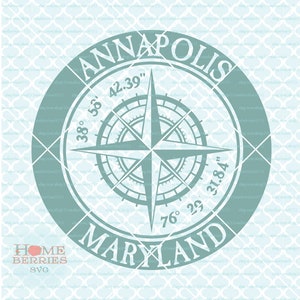 Puede incluir: Un diseño de brújula azul y blanco con el texto "ANNAPOLIS MARYLAND" y las coordenadas "38° 58' 42.39" 76° 29' 31.84"