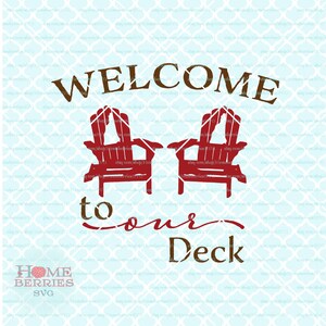 Puede incluir: Un letrero de bienvenida marrón y blanco con el texto "WELCOME to our Deck" y dos sillas Adirondack rojas.