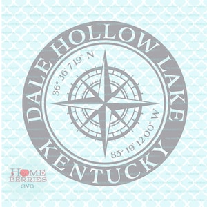 Puede incluir: Una rosa de los vientos gris con un fondo blanco y el texto "DALE HOLLOW LAKE KENTUCKY" alrededor de la brújula. Las coordenadas "36° 36' 7.19" N" y "85° 19' 12.00" W" también están incluidas.