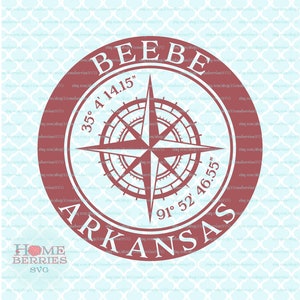 Puede incluir: Una rosa de los vientos roja con fondo blanco y el texto "BEEBE ARKANSAS 35° 4' 14.15" 91° 52' 46.55"  en un círculo alrededor.