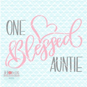 Può includere: Modello di taglio SVG One Blessed Auntie. Le parole sono in un font corsivo rosa e grigio con una forma di cuore sopra la parola "Blessed".