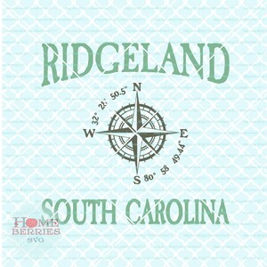 Puede incluir: Un diseño de brújula verde y blanco con el texto "RIDGELAND" y "SOUTH CAROLINA" con las coordenadas 32° 28' 50.5" N y S 80° 58 49.44"