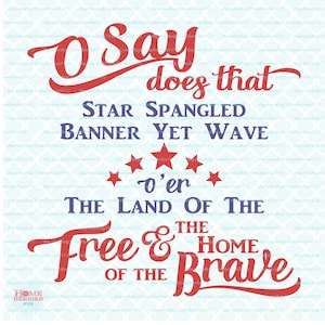 Op de afbeelding: Rode, witte en blauwe patriottische afbeelding met de tekst "O Say does that Star Spangled Banner Yet Wave O'er The Land Of The Free & Home Of The Brave".
