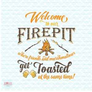 Willkommen in unserer Feuerstelle, wo Freunde und Marshmallows gleichzeitig getoastet werden Zeichen Zitat svg dxf eps jpg ai Dateien für Cricut Silhouette