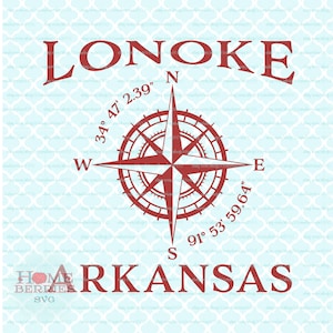 Puede incluir: Rosa de los vientos roja con las direcciones norte, sur, este y oeste. La brújula está centrada en un fondo blanco con el texto "LONOKE" en la parte superior, "34° 47' 2.39" N" por encima de la brújula, "91° 53' 59.64" E" por debajo de la brújula y "ARKANSAS" en la parte inferior. El texto "HOME BERRIES SVG" está en la esquina inferior izquierda.