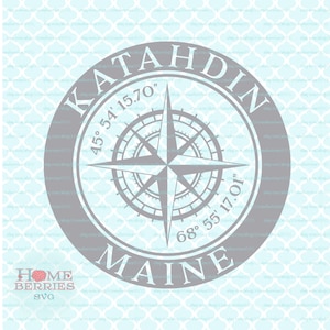 Puede incluir: Brújula gris con fondo azul y el texto "Katahdin Maine 45° 54' 15.70" 68° 55' 17.01"