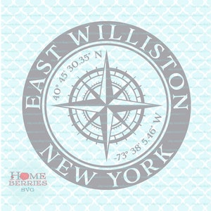 Puede incluir: Una rosa de los vientos gris con un fondo blanco dentro de un círculo gris. El círculo tiene el texto "EAST WILLISTON NEW YORK" alrededor de la rosa de los vientos. Las coordenadas "40° 45' 30.35" N" y "73° 38' 5.46" W" están impresas en el círculo.