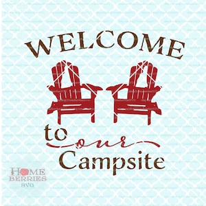 Puede incluir: Bienvenido a nuestro cartel de camping con dos sillas Adirondack rojas. El cartel es marrón con texto blanco y un logotipo que dice "Home Berries SVG".