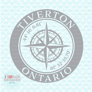 Könnte beinhalten: Ein grauer Kompass mit einem weißen Stern in der Mitte. Der Kompass ist von einem Kreis mit dem Text "TIVERTON ONTARIO" und den Koordinaten "44° 16' 6.81" und "81° 32' 35.79" umgeben.