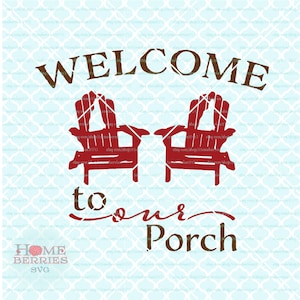 Puede incluir: Un letrero de bienvenida a nuestro porche con dos sillas Adirondack rojas. El letrero es marrón con letras blancas.