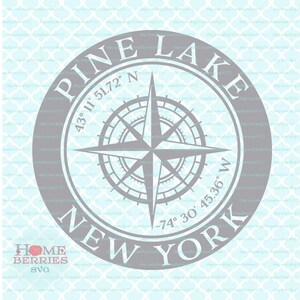 Può includere: Un cerchio grigio con una rosa dei venti e il testo "PINE LAKE NEW YORK" con le coordinate "43° 11' 51.72" N -74° 30' 45.36" W".