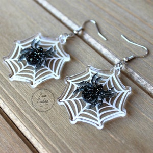 Pendientes acrílicos de araña en telaraña, joyas de Halloween, accesorios espeluznantes, galaxia, linda telaraña con purpurina plateada, octubre, disfraz, forma de animal