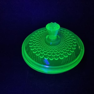 Puede incluir: Un letrero de madera rústica con el texto "Welcome to our home" en letras blancas. El letrero presenta un acabado envejecido y un diseño simple y acogedor, ideal para un porche o entrada.