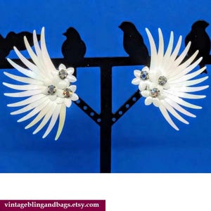 57x43mm Vintage 1950s clip on earrings, vintage clip on earrings, 1950s vintage floral earrings, midcentury earrings, vintage white earrings