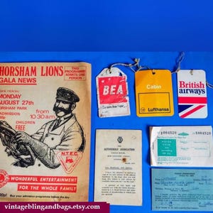 Objets éphémères sur le transport des années 1920 et 1980, programme de gala vintage, étiquettes de bagage vintage, livret de rationnement de carburant, carte postale AA, carte de la fédération de police