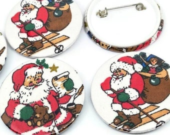 Insigne de Noël fait main de 45 mm, insigne de père Noël de ski, insigne d'épinglette de Noël, insigne de père Noël, insigne de père Noël, épinglette kitsch de père Noël