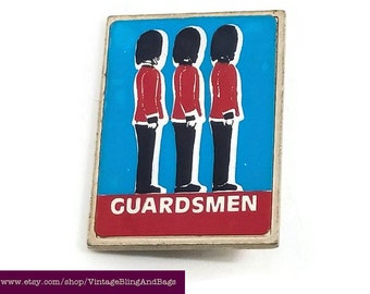 3x2cm 1980s Vintage enamel London pin, 1980s London Buckingham palace guardsmen badge, Vintage London badge, vintage London button pin