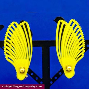 48x23mm 1960s yellow clip on earrings, unworn yellow fan earrings, vintage clip on earrings, vintage yellow earrings, vintage earrings