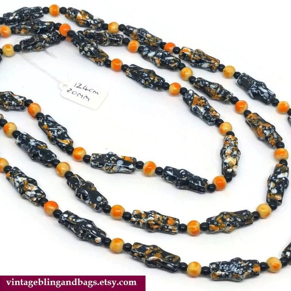 Collier vintage des années 1980 de 124 cm 20 mm, collier noir et orange, collier de perles noires, collier de perles avec éclaboussures des années 1980, collier de perles en plastique des années 1980