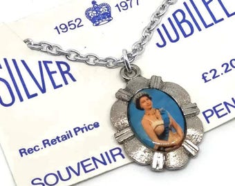 1977 Queen Elizabeth silver jubilee pendant necklace, jubilee necklace, Queen Elizabeth ii silver jubilee souvenir, 1977 royal memorabilia