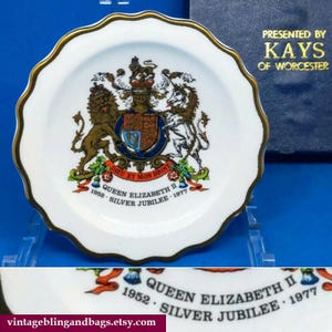 118mm 1977 silver jubilee trinket dish, vintage Queen Elizabeth II silver jubilee souvenir, royal memorabilia, Royal Stafford china dish