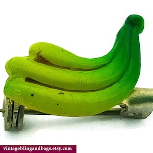 18x13mm 1980s Vintage bananas pin, vintage banana brooch, tiny banana pin, Republic of Korea kawaii pin, bananas pin badge, 1980s pin badge