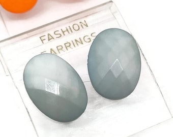 14x10mm blue grey vintage 1980s earrings, small 1980s blue earrings, blue 1980s earrings, vintage plastic earrings, oval plastic studs,