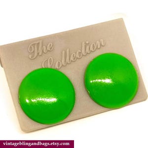 15mm green 1980s earrings, big 1980s green earrings, 1980s earrings, vintage plastic earrings, plastic studs, vintage gift for her