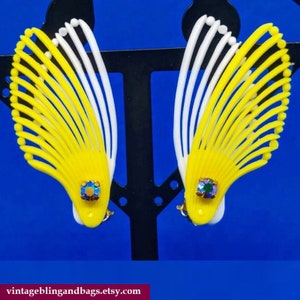 48x23mm 1960s white and yellow clip on earrings, unworn yellow fan earrings, vintage clip on earrings, yellow earrings, vintage earrings