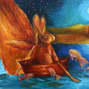 Puede incluir: Una pintura al &oacute;leo representa un conejo marr&oacute;n remando en un bote de madera sobre agua azul, rodeado de peces. El fondo presenta un cielo nocturno con estrellas y una luna creciente, y un paisaje distante.