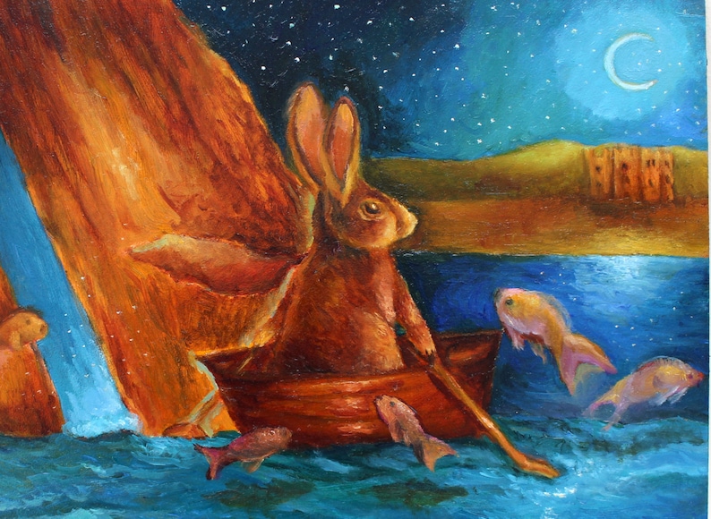 Puede incluir: Una pintura al &oacute;leo representa un conejo marr&oacute;n remando en un bote de madera sobre agua azul, rodeado de peces. El fondo presenta un cielo nocturno con estrellas y una luna creciente, y un paisaje distante.