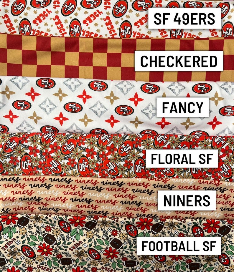 Może przedstawiać: Pr&oacute;bki tkanin z r&oacute;żnymi wzorami. Wzory obejmują "SF 49ERS", wz&oacute;r w szachownicę, motywy kwiatowe i tekst "NINERS". Tkaniny zawierają logo drużyny i piłki nożnej.