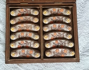 Dutch pottery RUSSEL TIGLIA Tegelen "Tegula" (R.T.T.) knife rests, museum object, Limburg, red clay, red pottery, Dutch folk earthenware