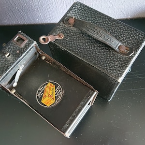 Kodak No 2 Cartridge Hawk-eye Model B Box Camera, old photo camera, vintage box camera
