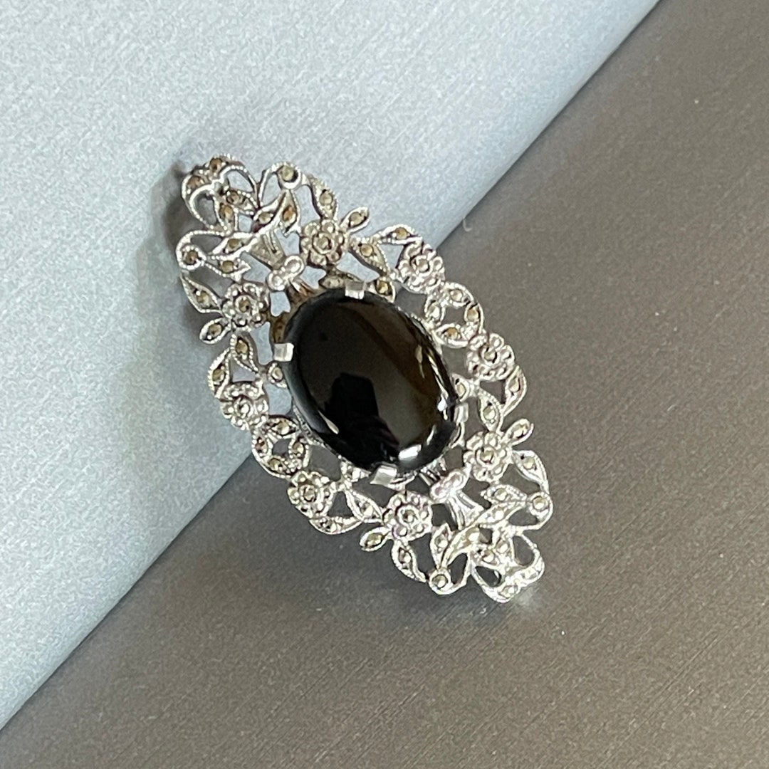 Ancien bracelet, décor onyx et marcassite, en argent massif