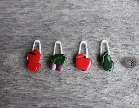 Vintage Towel Clips Set Of 4 Plastic Kitchen Towel Hangers Etsy