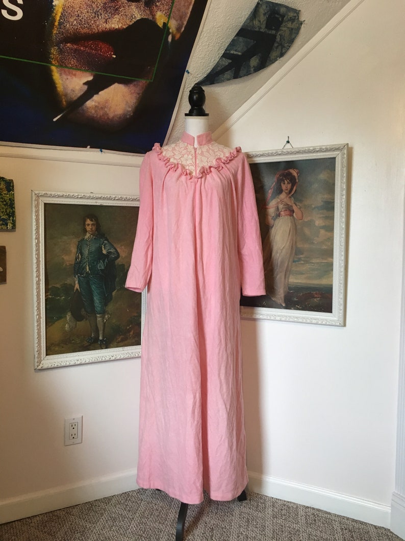 1970s Bubblegum Pink Velour Soft Fuzzy White Lace Ruffle Long Sleeve Maxi Nightgown Novelty Kitsch Women/'s M