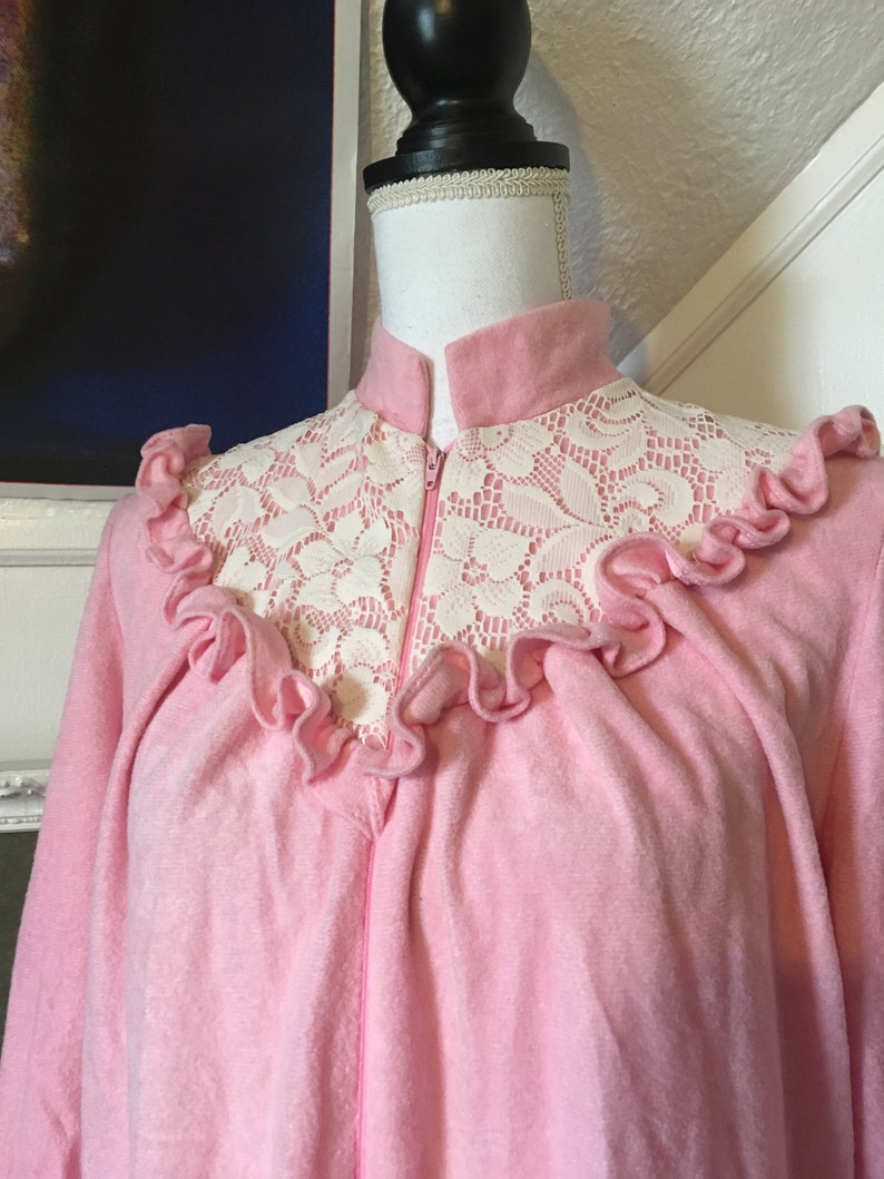 1970s Bubblegum Pink Velour Soft Fuzzy White Lace Ruffle Long Sleeve Maxi Nightgown Novelty Kitsch Women/'s M