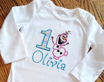 Frozen Olaf Disney Elsa en Anna favoriete Sneeuwman Custom Birthday Shirt - Elke naam of verjaardagsnummer op uw borduur- en appliquécadeau.